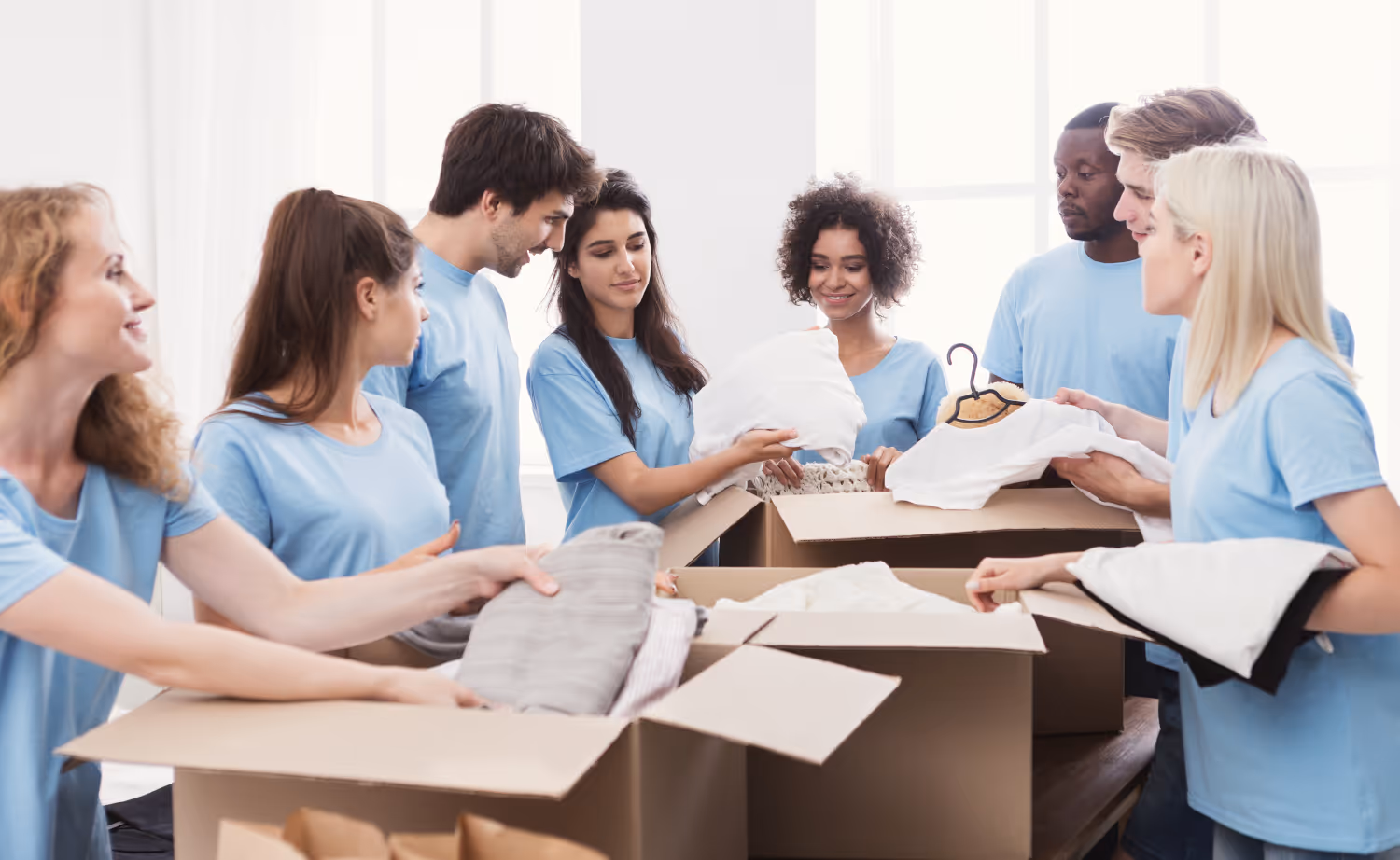 Kind im Zentrum GbR - Beratung - Junge Freiwilligengruppe sortiert Kleiderspenden in Kartons, Kopierraum